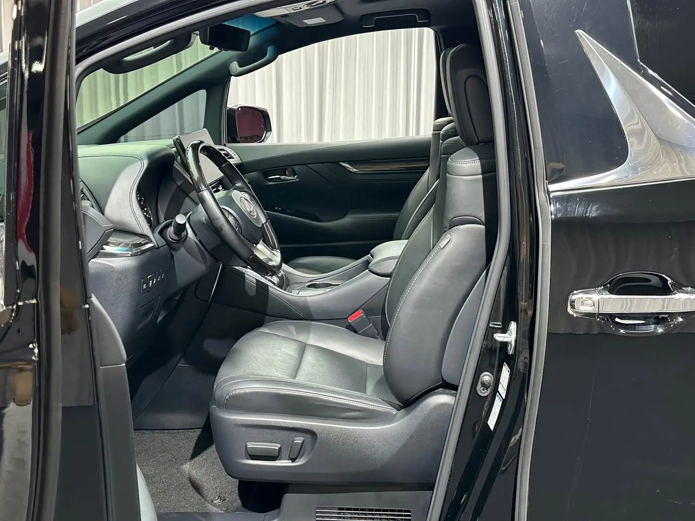 Lexus LM 2021 — Photo 10/20