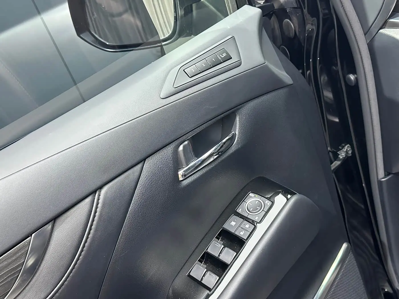 Lexus LM 2021 — Photo 8/20