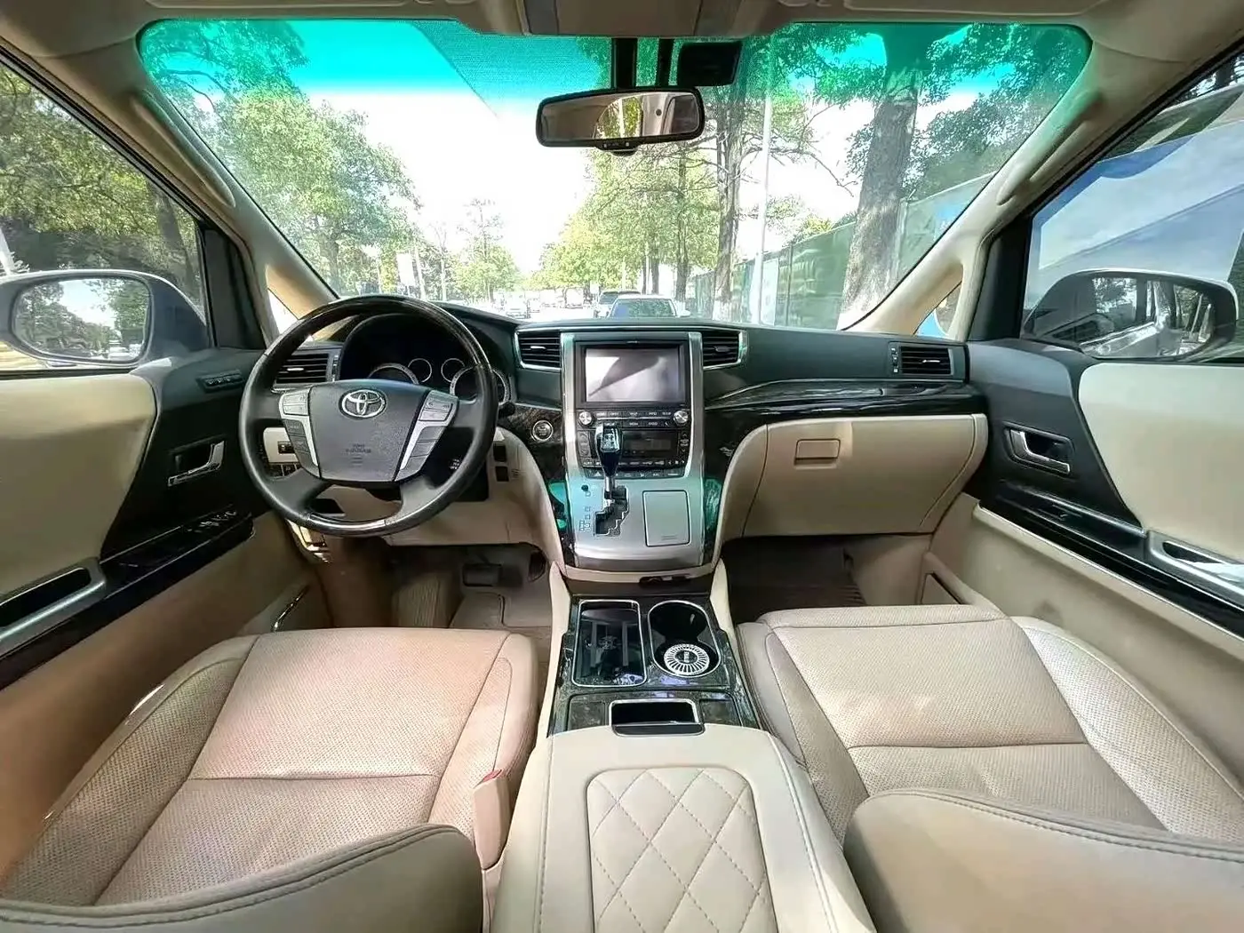 Toyota Alphard 2014 — Photo 7/10