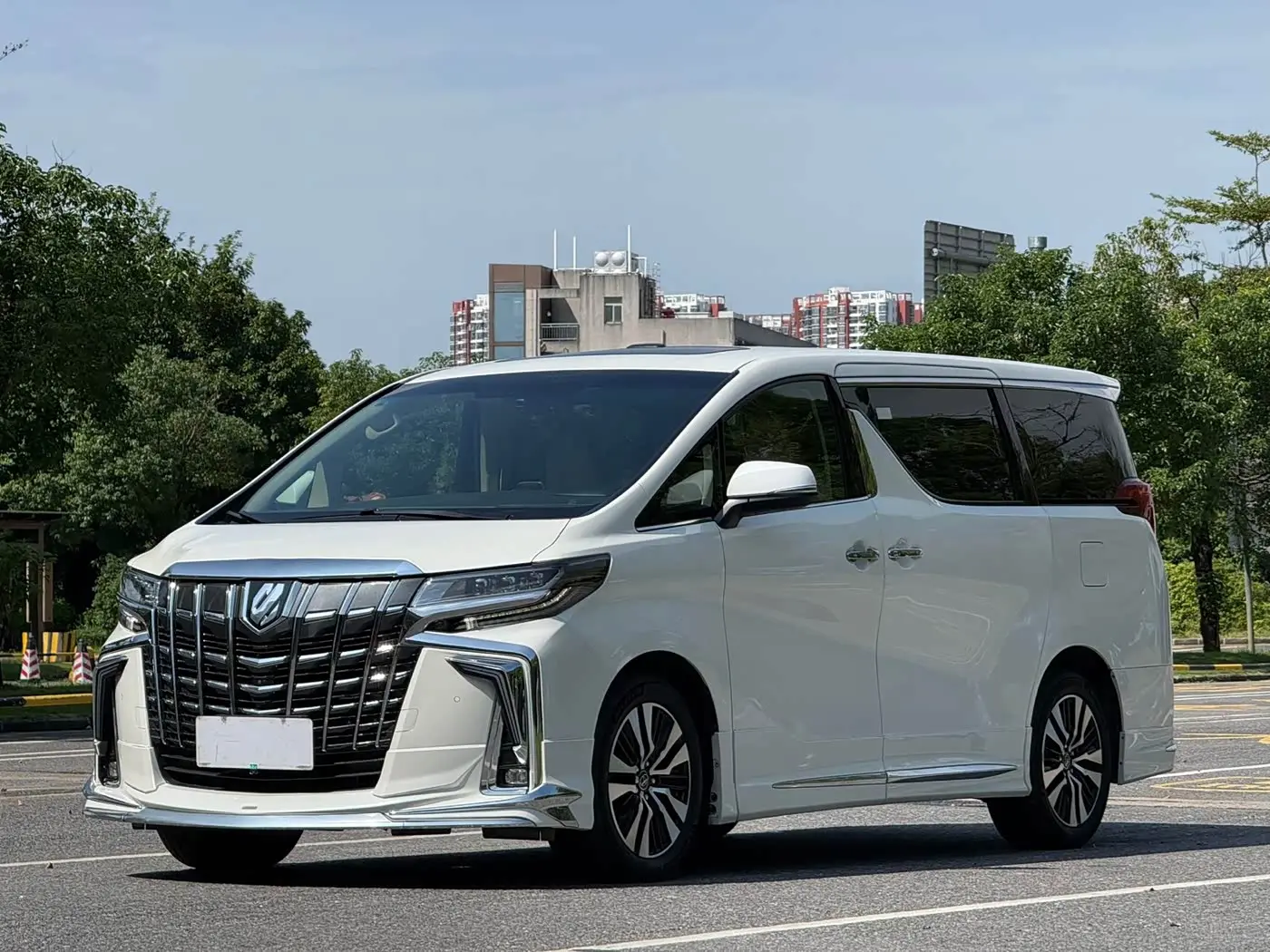 Toyota Alphard 2018 — Photo 2/18