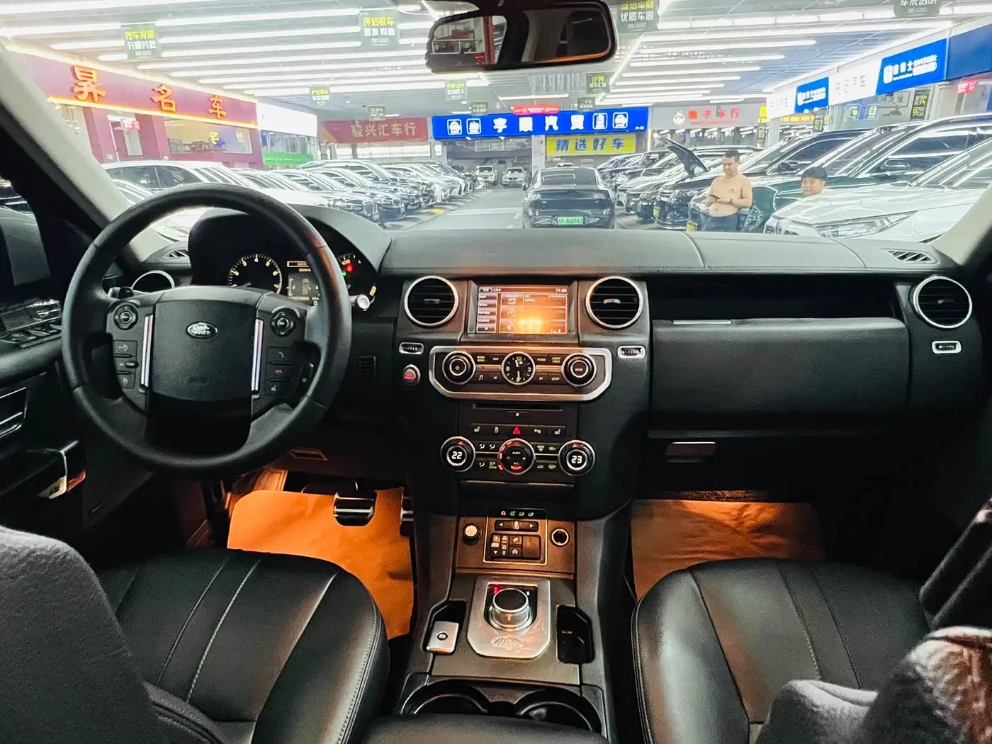 Land Rover Discovery 2016 — Photo 19/20