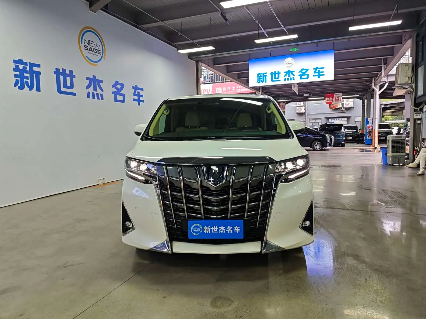 Toyota Alphard 2022 — Фото 2/17