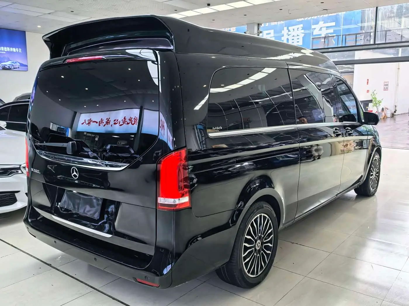 Mercedes-Benz V-Class 2019 — Фото 6/20