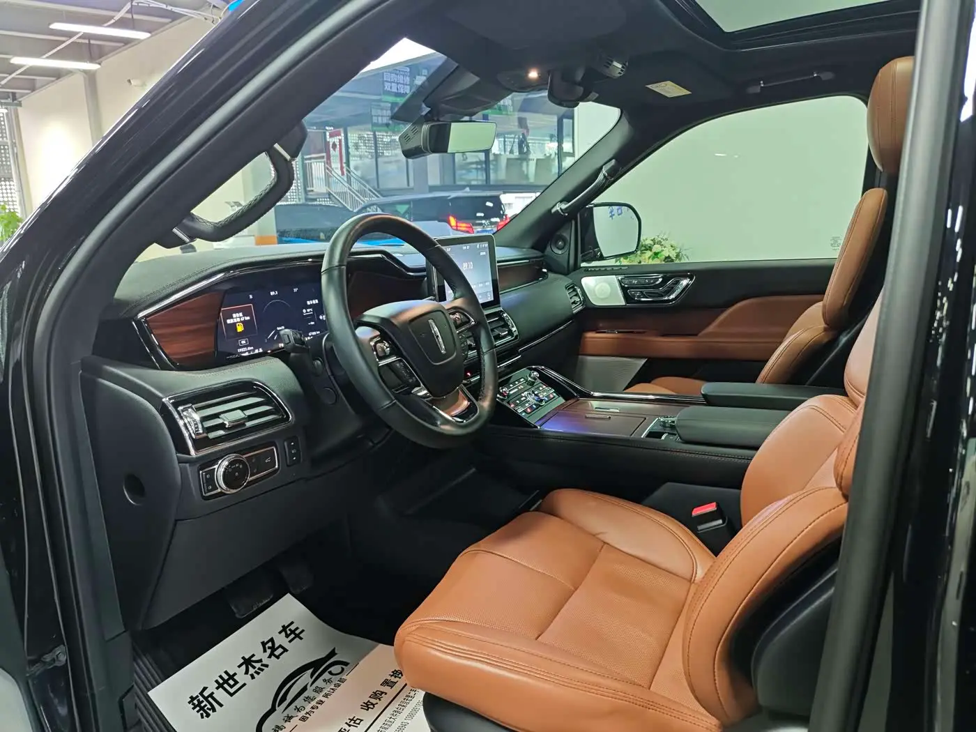 Lincoln Navigator 2021 — Photo 2/17