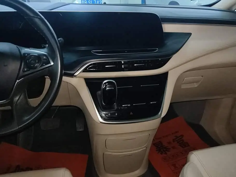 Buick GL8 2021 — Photo 13/16
