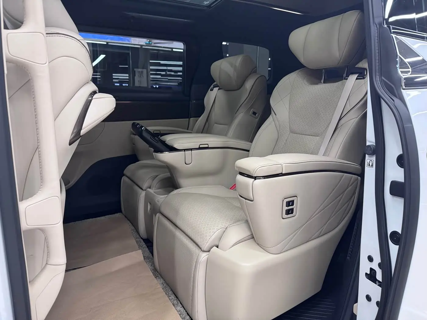 Toyota Alphard 2023 — Photo 8/17