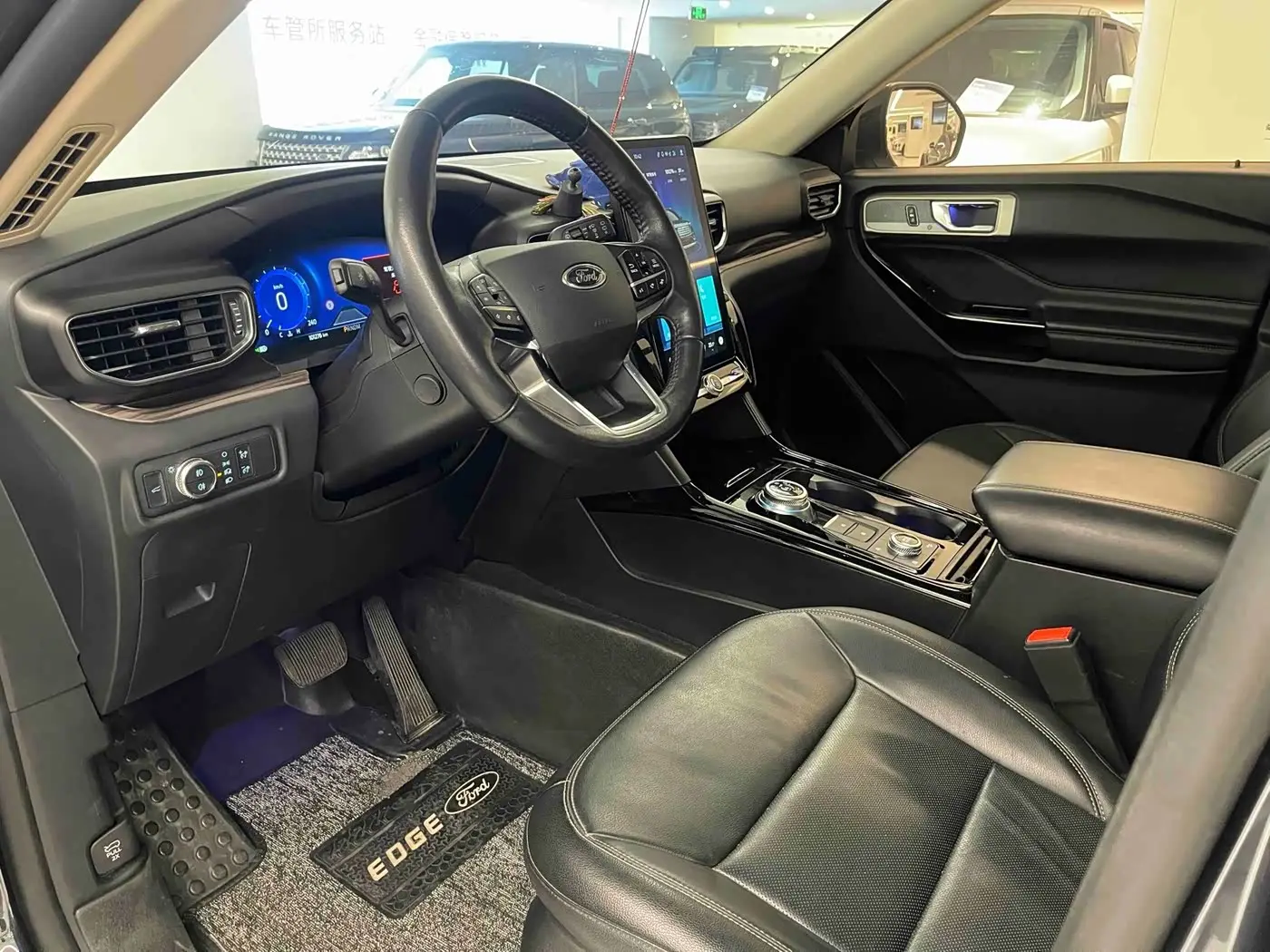 Ford Explorer 2020 — Photo 11/17