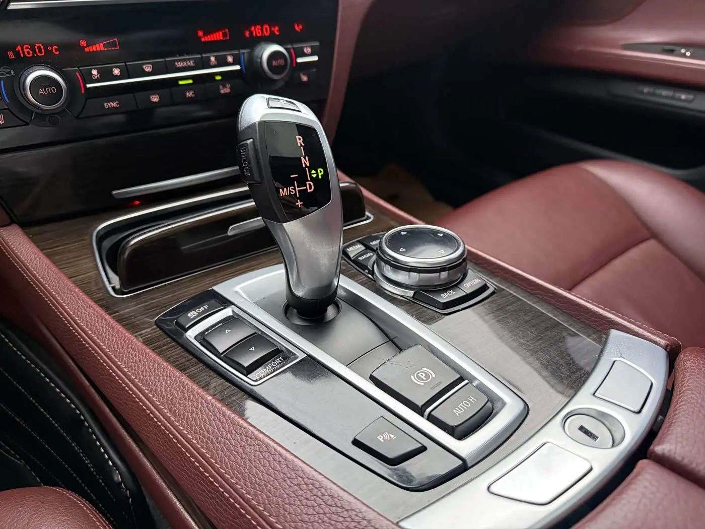 BMW 7 Series 2014 — Фото 15/16