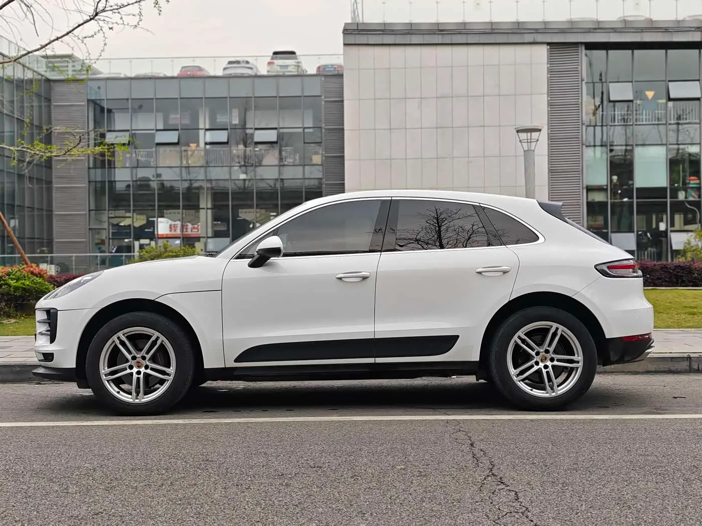 Porsche Macan 2021 — Фото 3/16