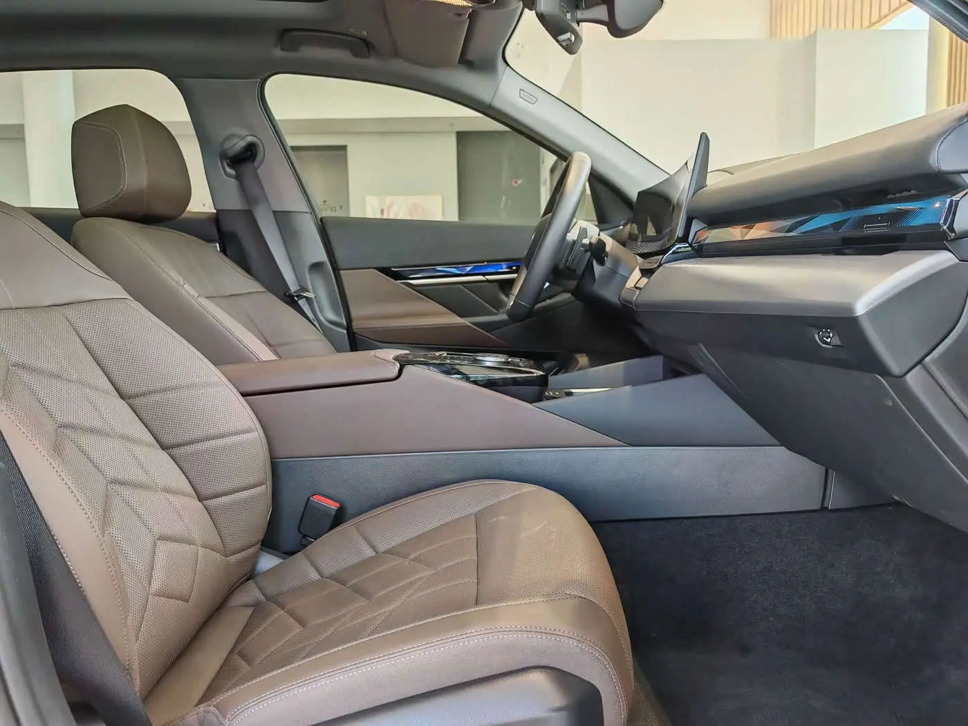 BMW 5 Series 2025 — Photo 16/20