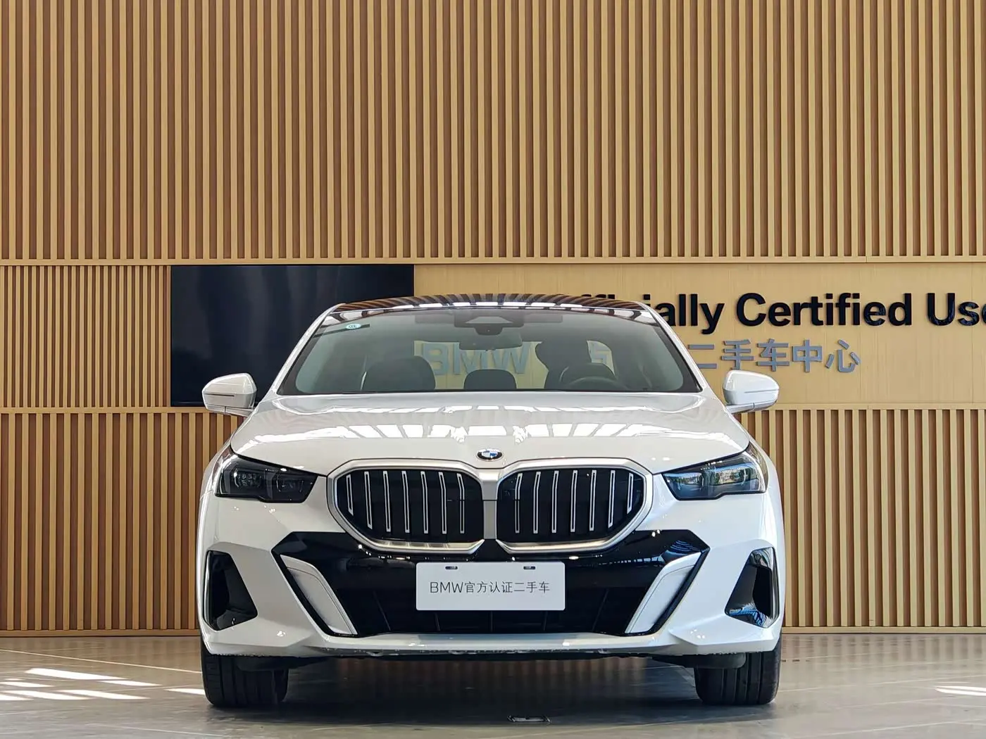 BMW 5 Series 2025 — Photo 2/20