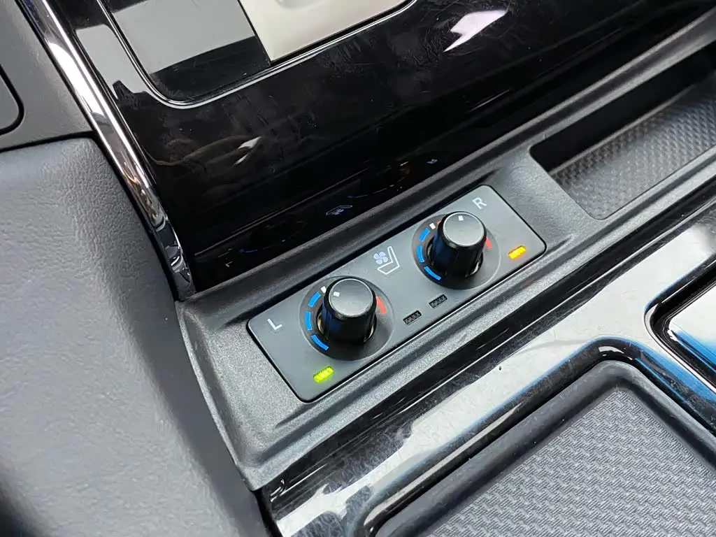 Toyota Vellfire 2023 — Photo 15/20