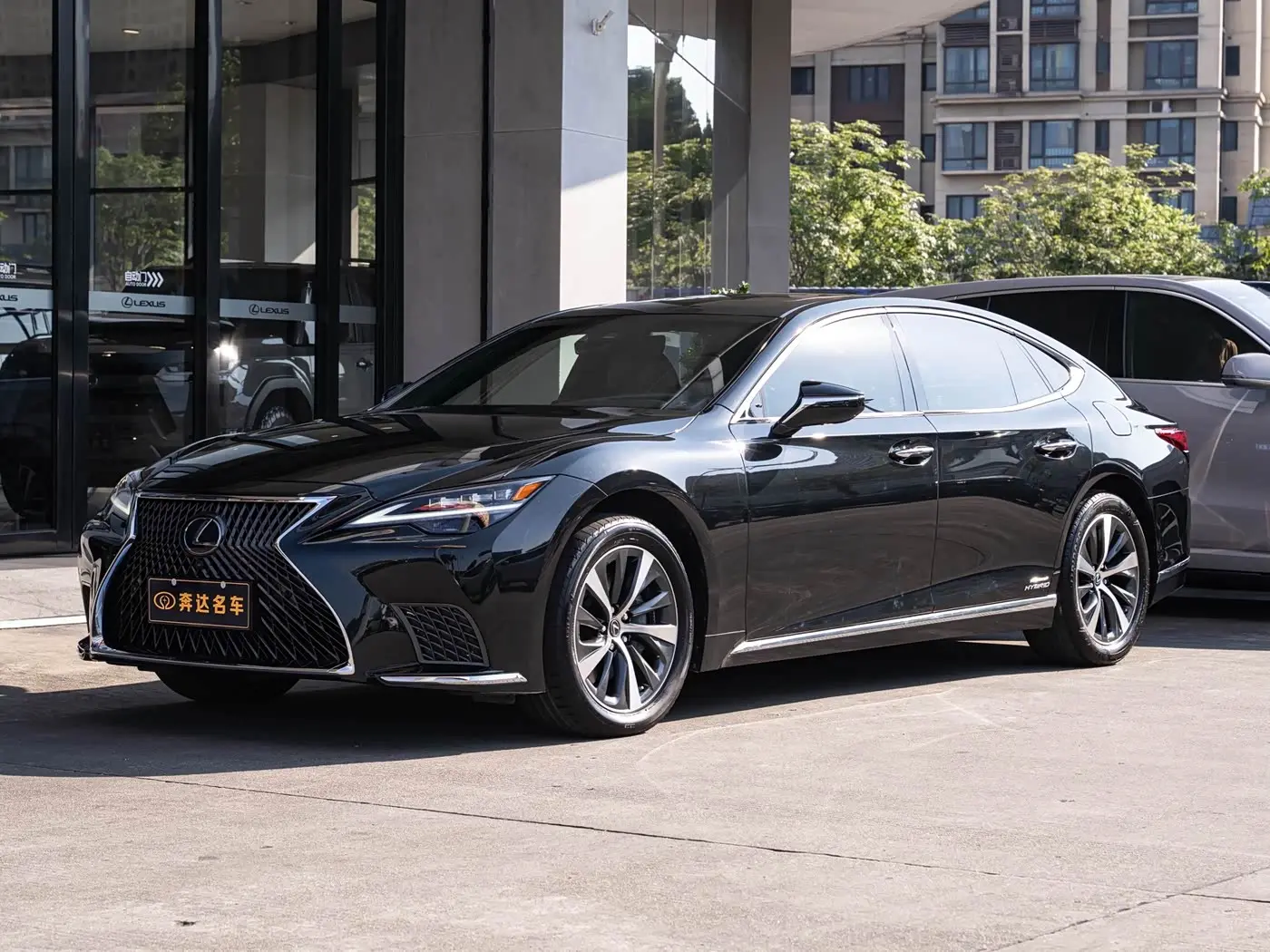 Lexus LS 2021 — Photo 1/20