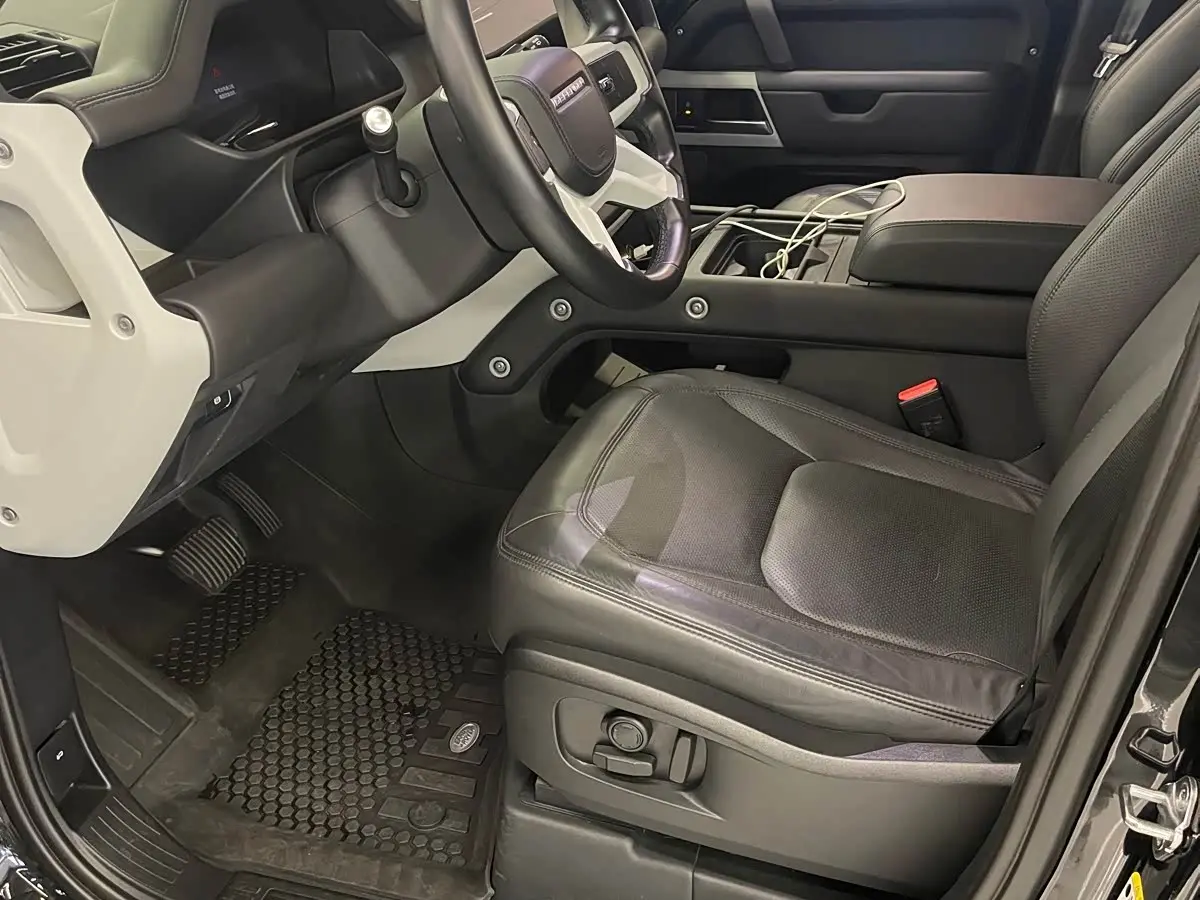 Land Rover Defender 2023 — Photo 4/16