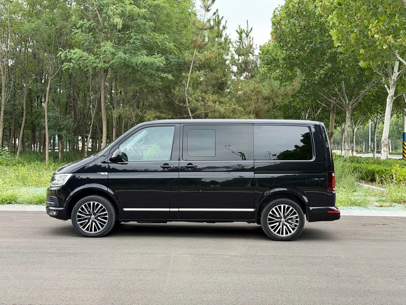 Volkswagen Multivan 2017 — Фото 4/20