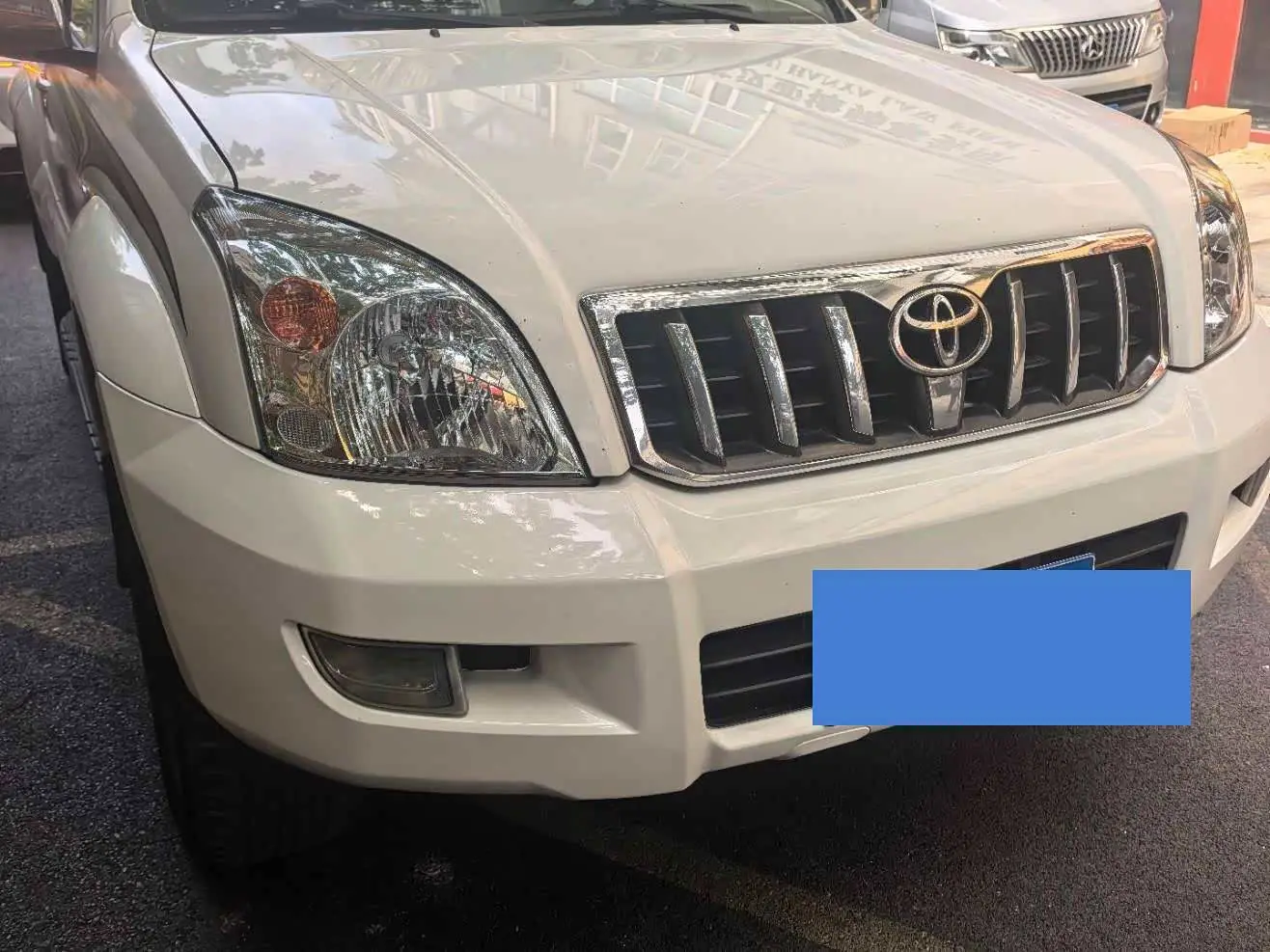 Toyota Prado 2010 — Photo 2/13