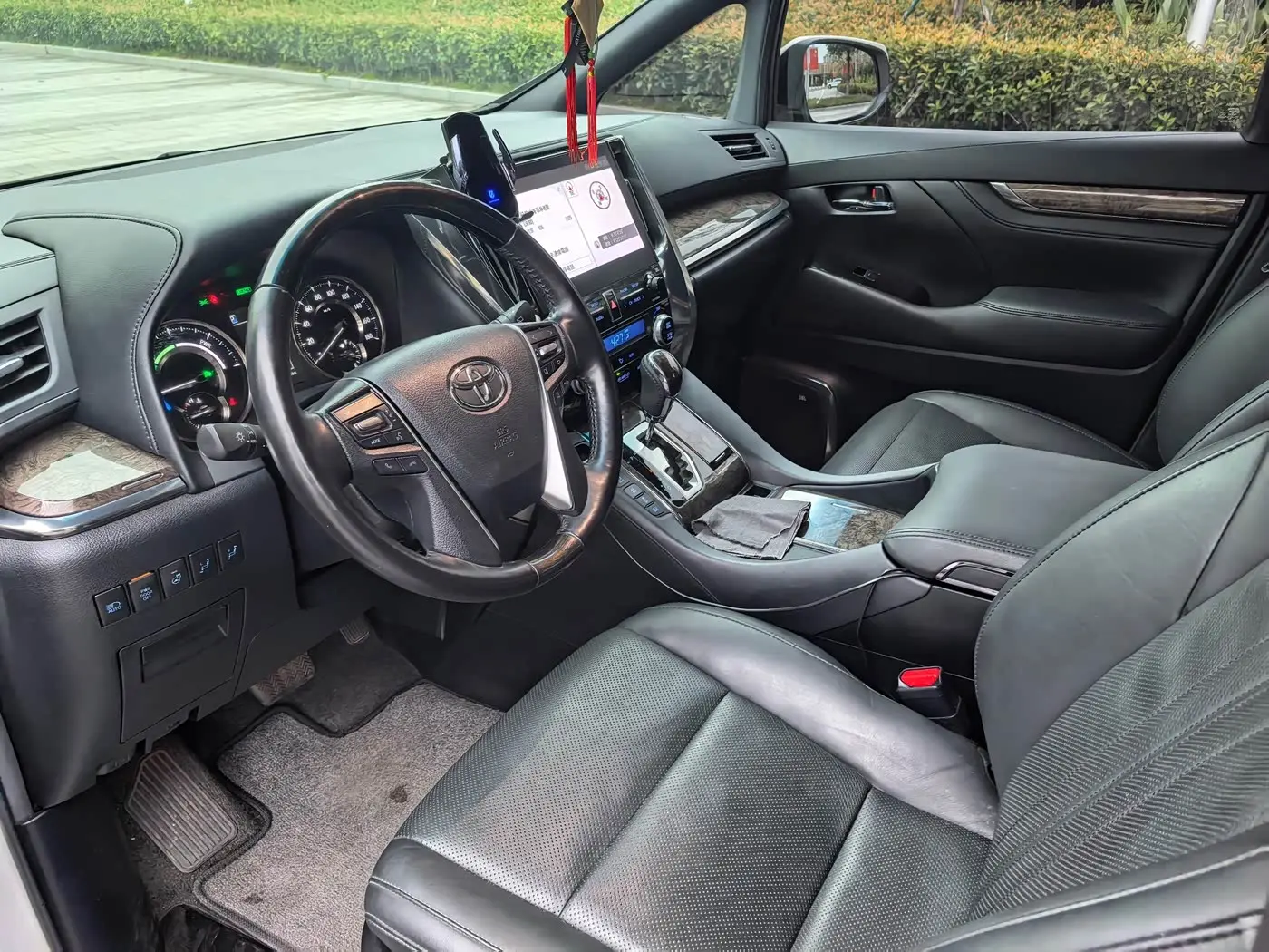 Toyota Alphard 2023 — Photo 9/17