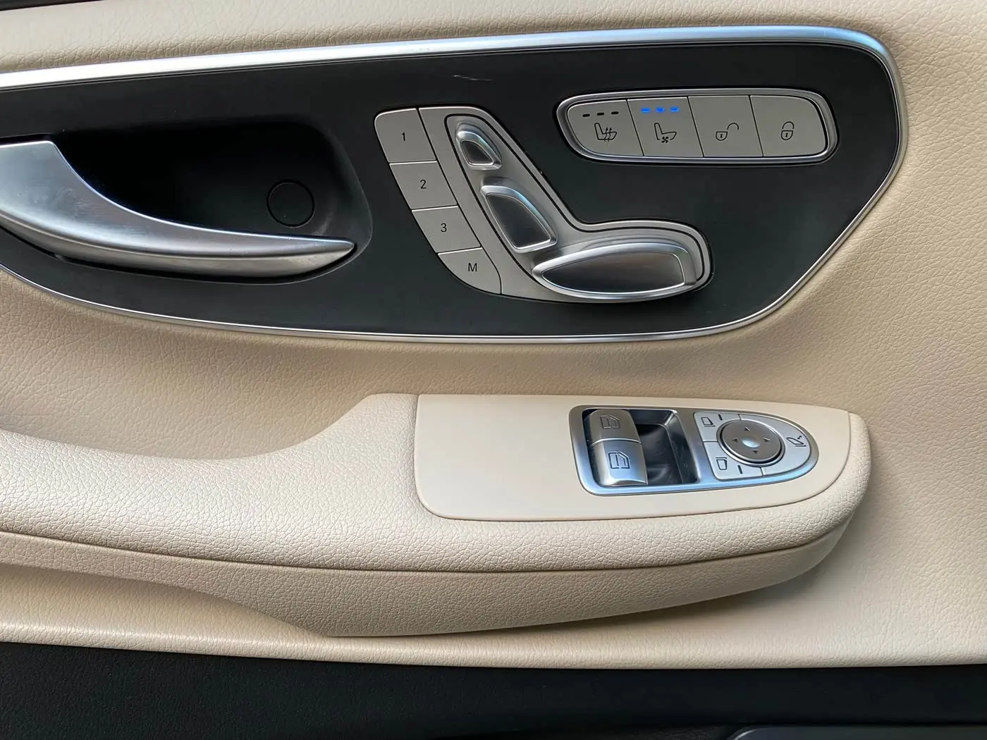 Mercedes-Benz V-Class 2023 — Photo 10/20