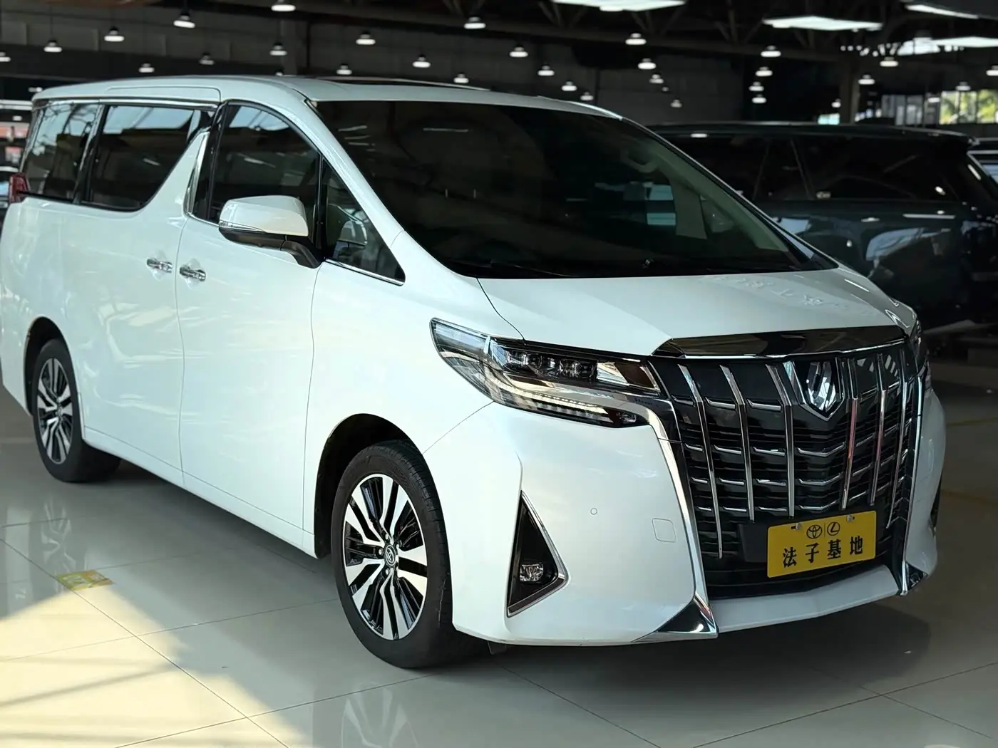 Toyota Alphard 2018 — Фото 3/20