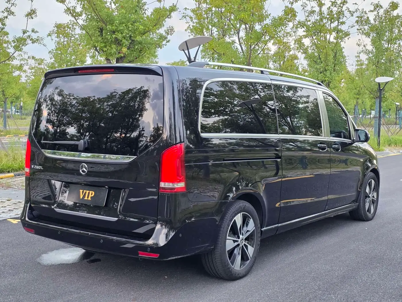 Mercedes-Benz V-Class 2023 — Photo 4/20