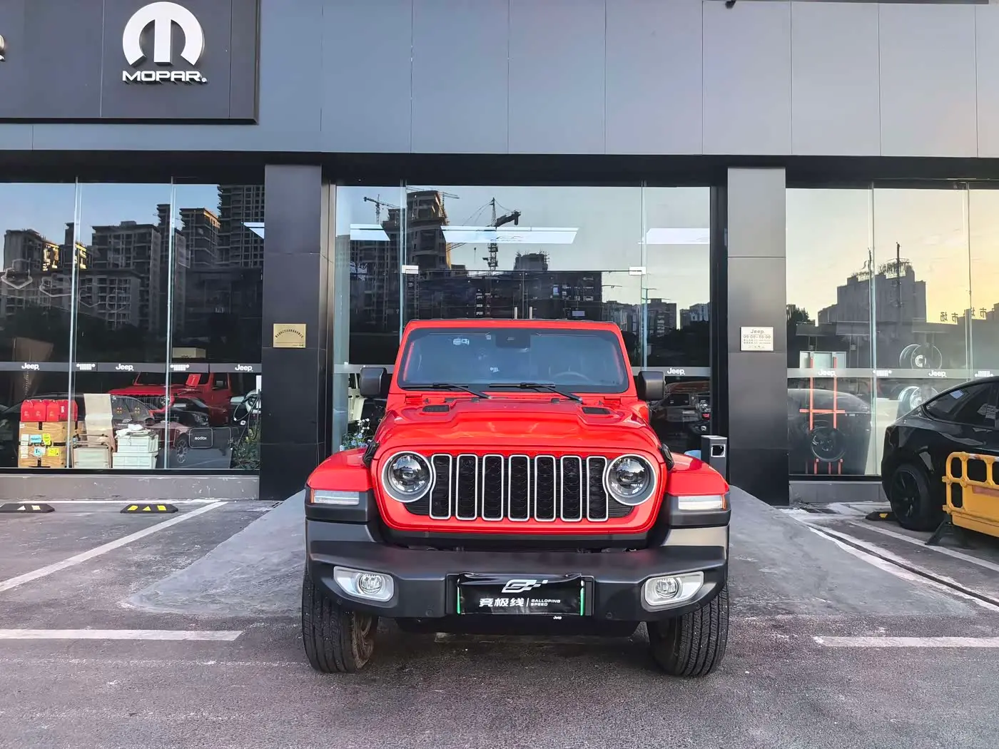 Jeep Wrangler 4xe 2025 — Фото 2/19