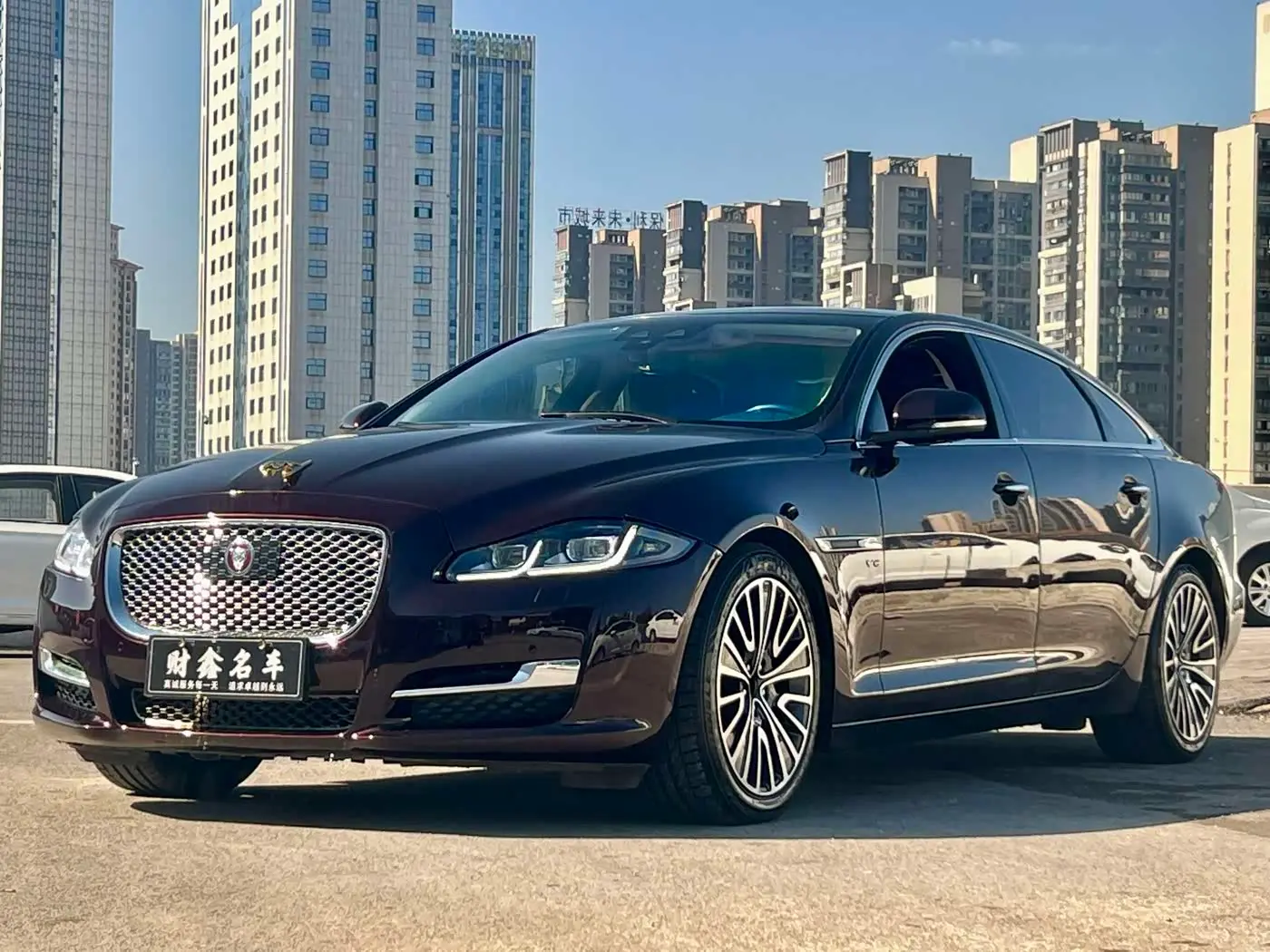 Jaguar XJ 2018 — Şəkil 1/16