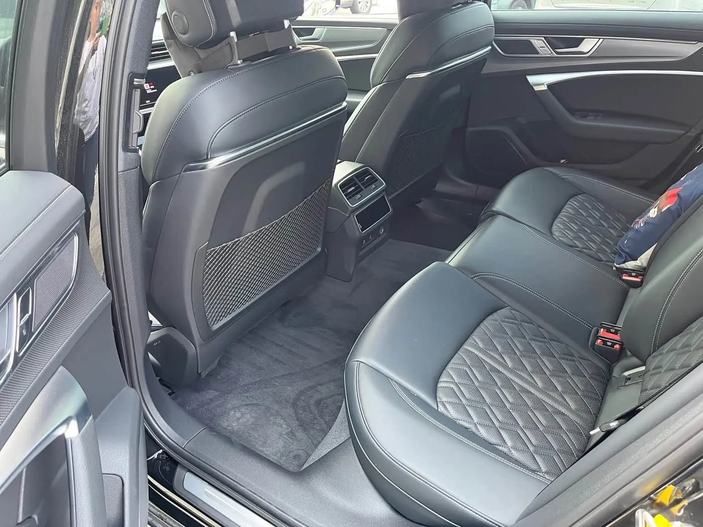 Audi A6L 2025 — Photo 9/12