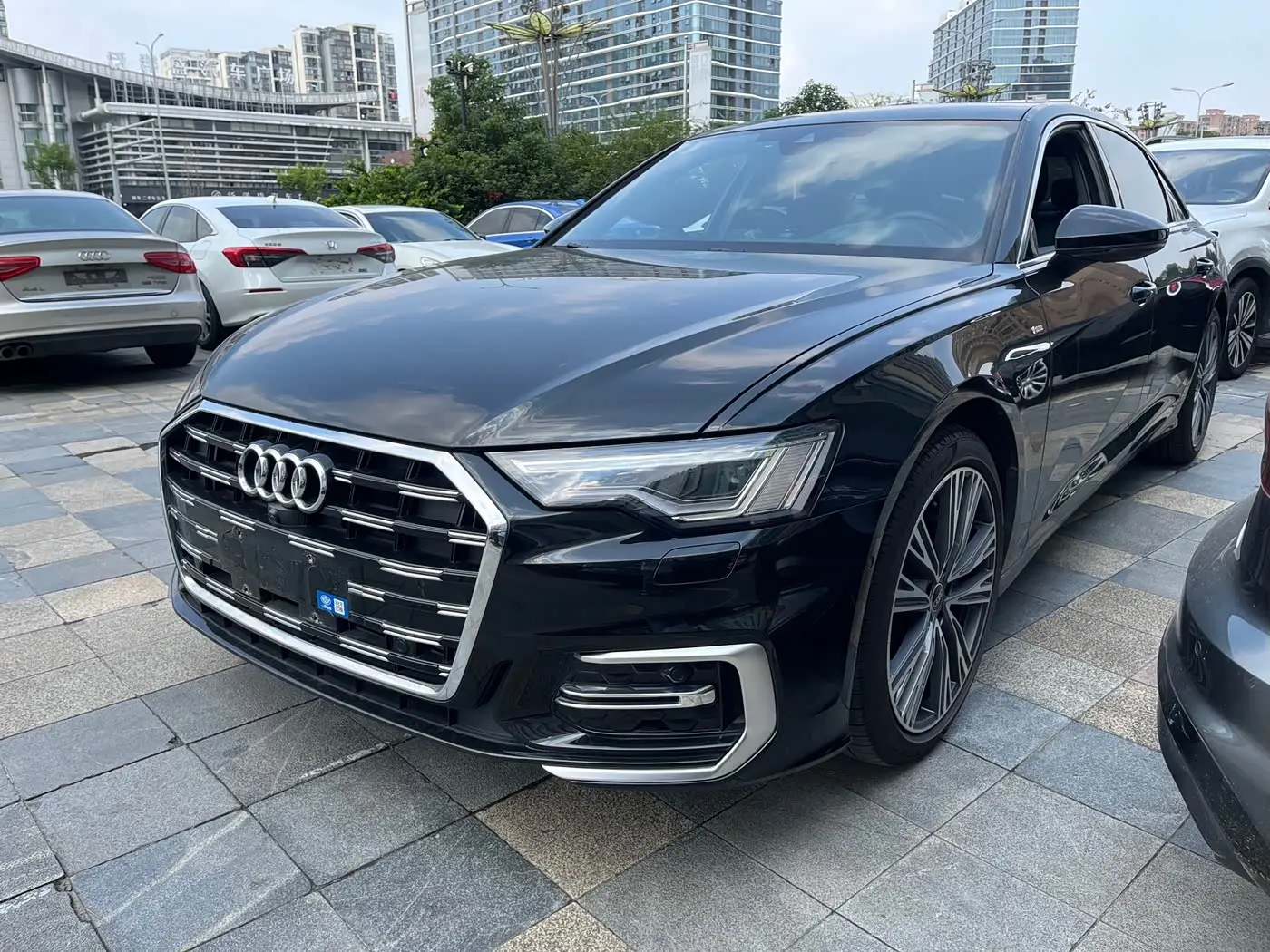 Audi A6L 2025 — Photo 1/12
