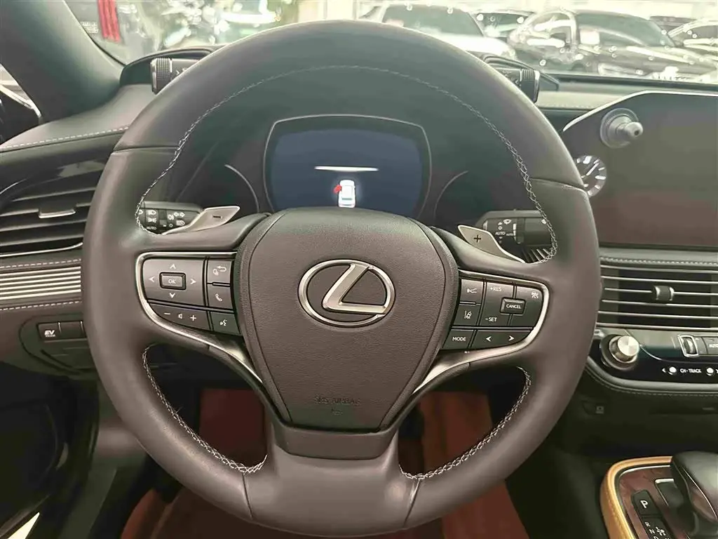 Lexus LS 2021 — Photo 7/19
