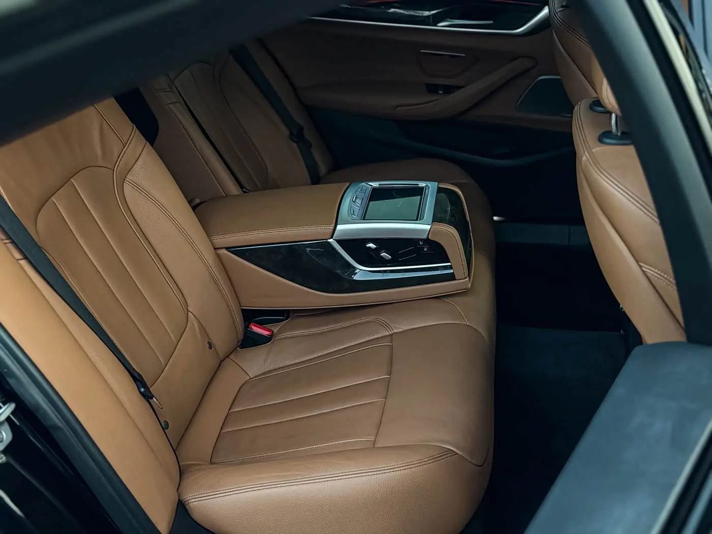 BMW 5 Series 2018 — Фото 16/20