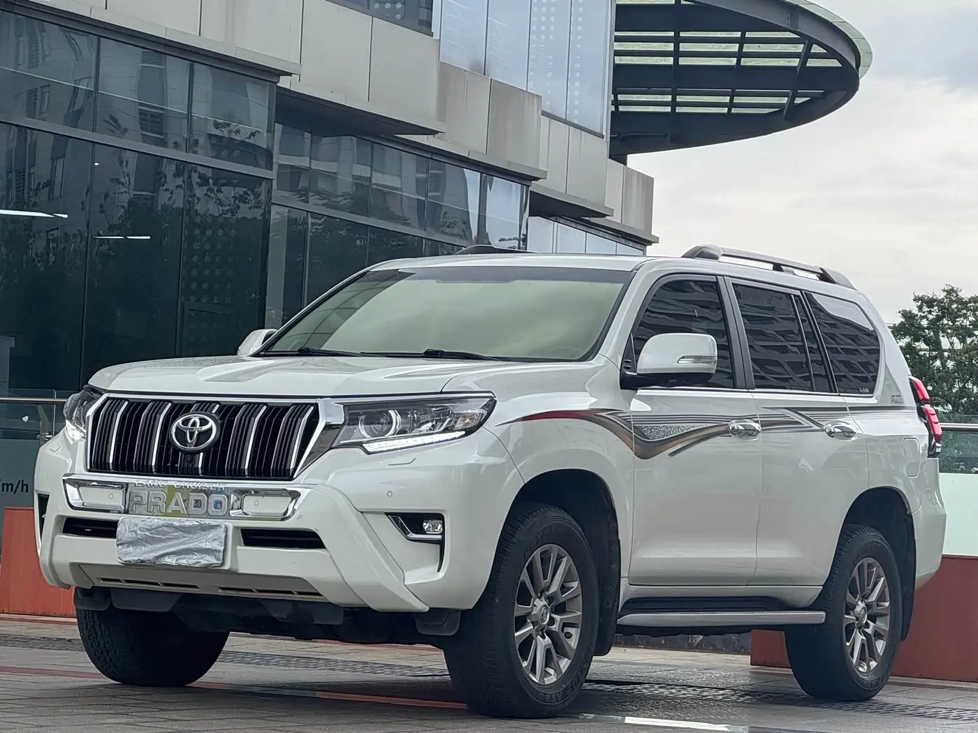 Toyota Prado 2018 — Photo 1/20