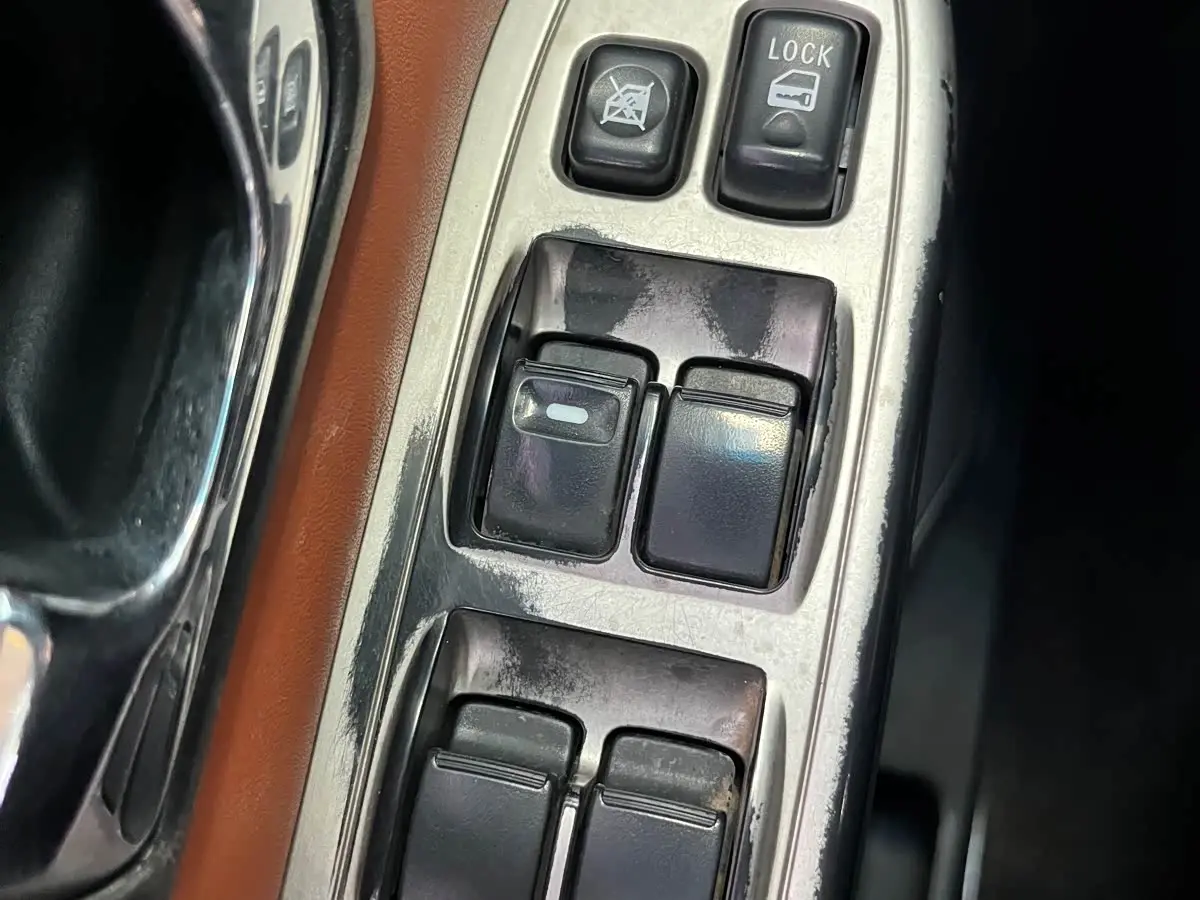 Mitsubishi Pajero 2018 — Photo 17/20