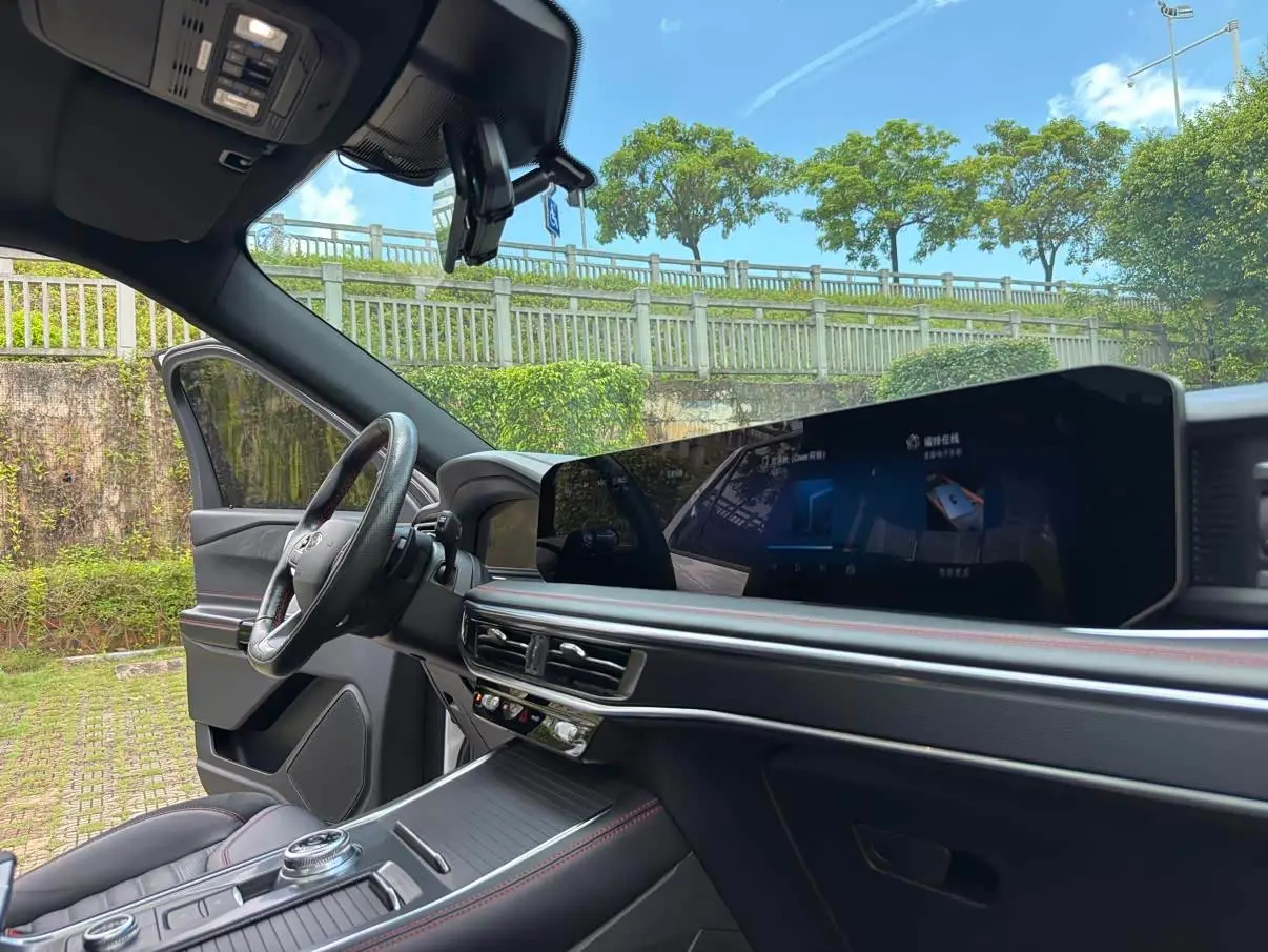 Ford Explorer 2023 — Photo 11/18