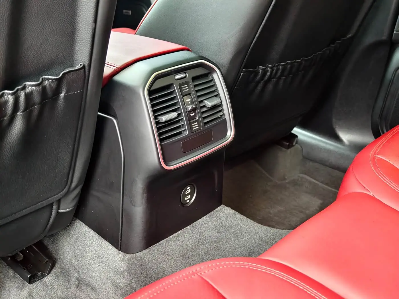 Porsche Macan 2022 — Photo 18/18