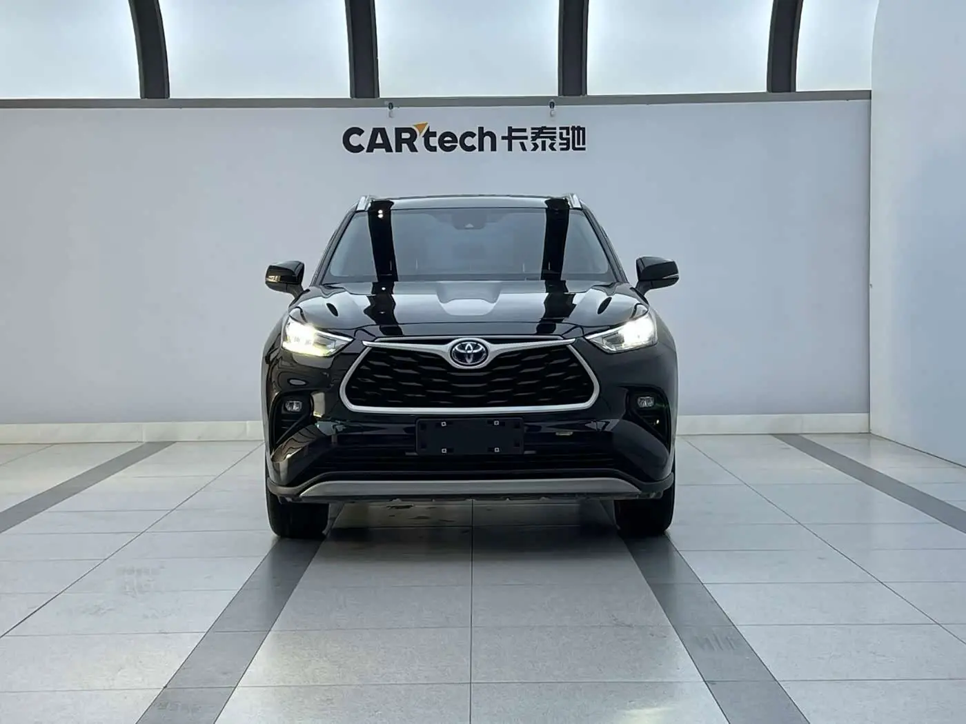 Toyota Highlander 2024 — Photo 2/9
