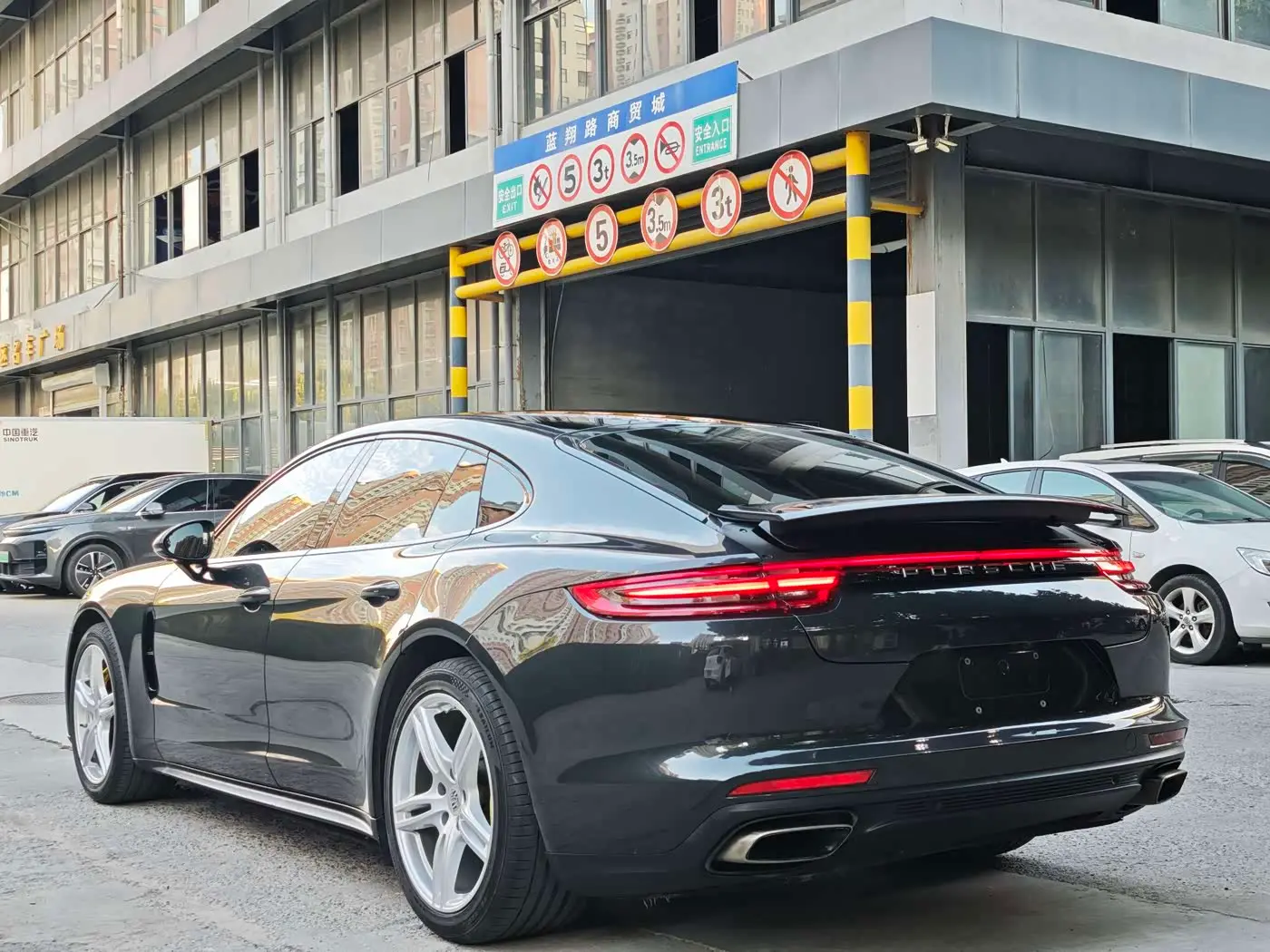 Porsche Panamera 2018 — Фото 11/11