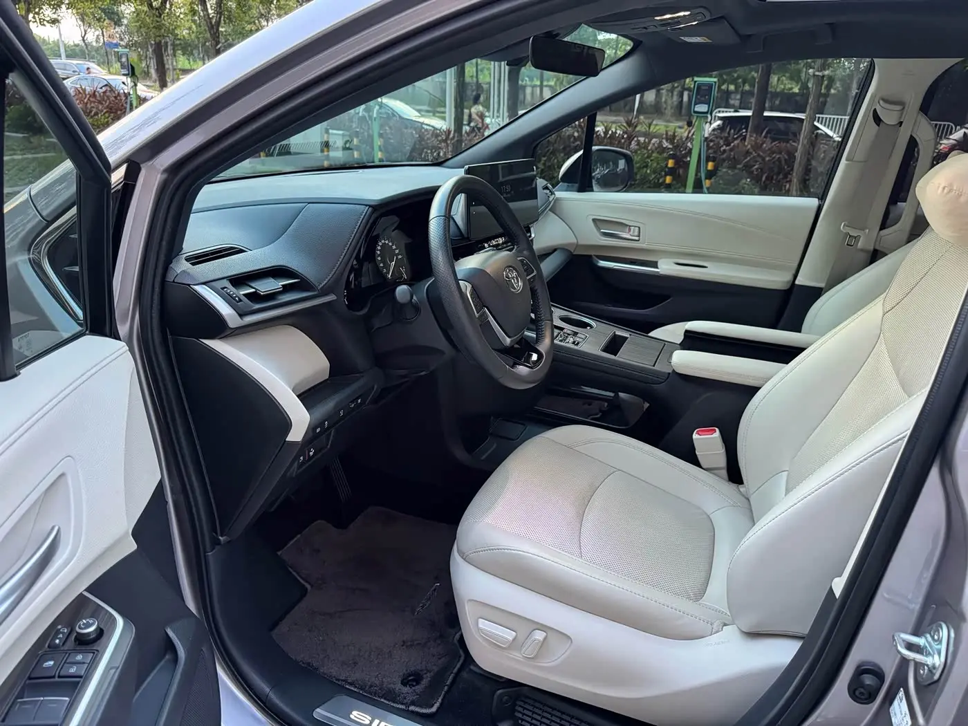 Toyota Sienna 2025 — Photo 6/14
