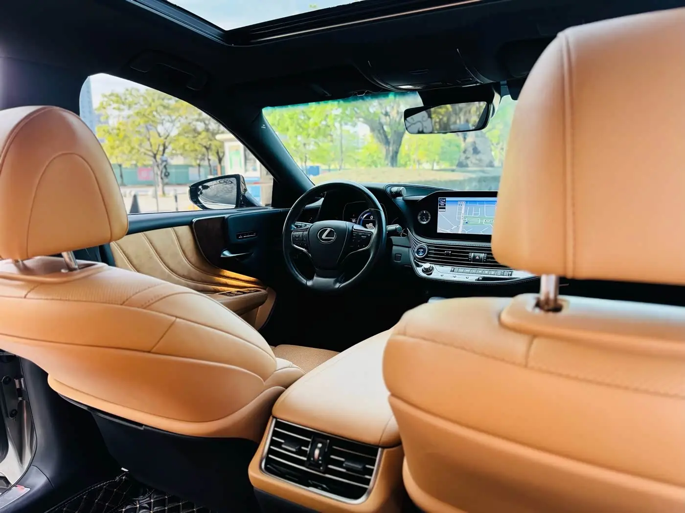 Lexus LS 2022 — Photo 19/20