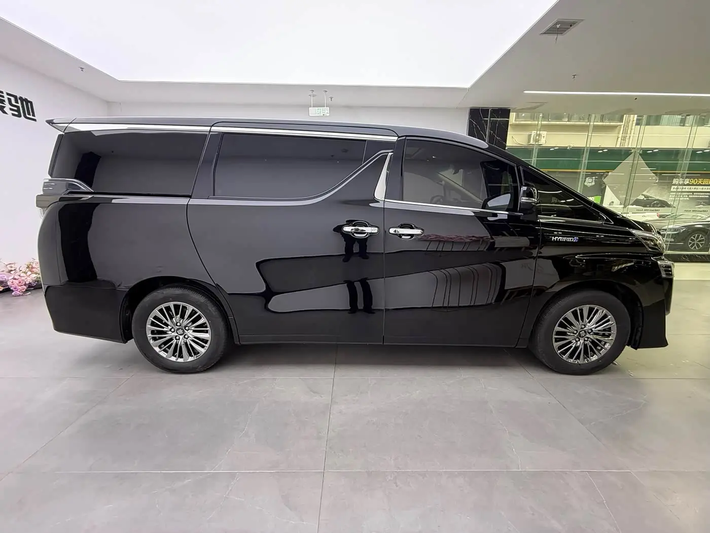Toyota Vellfire 2023 — Фото 7/18