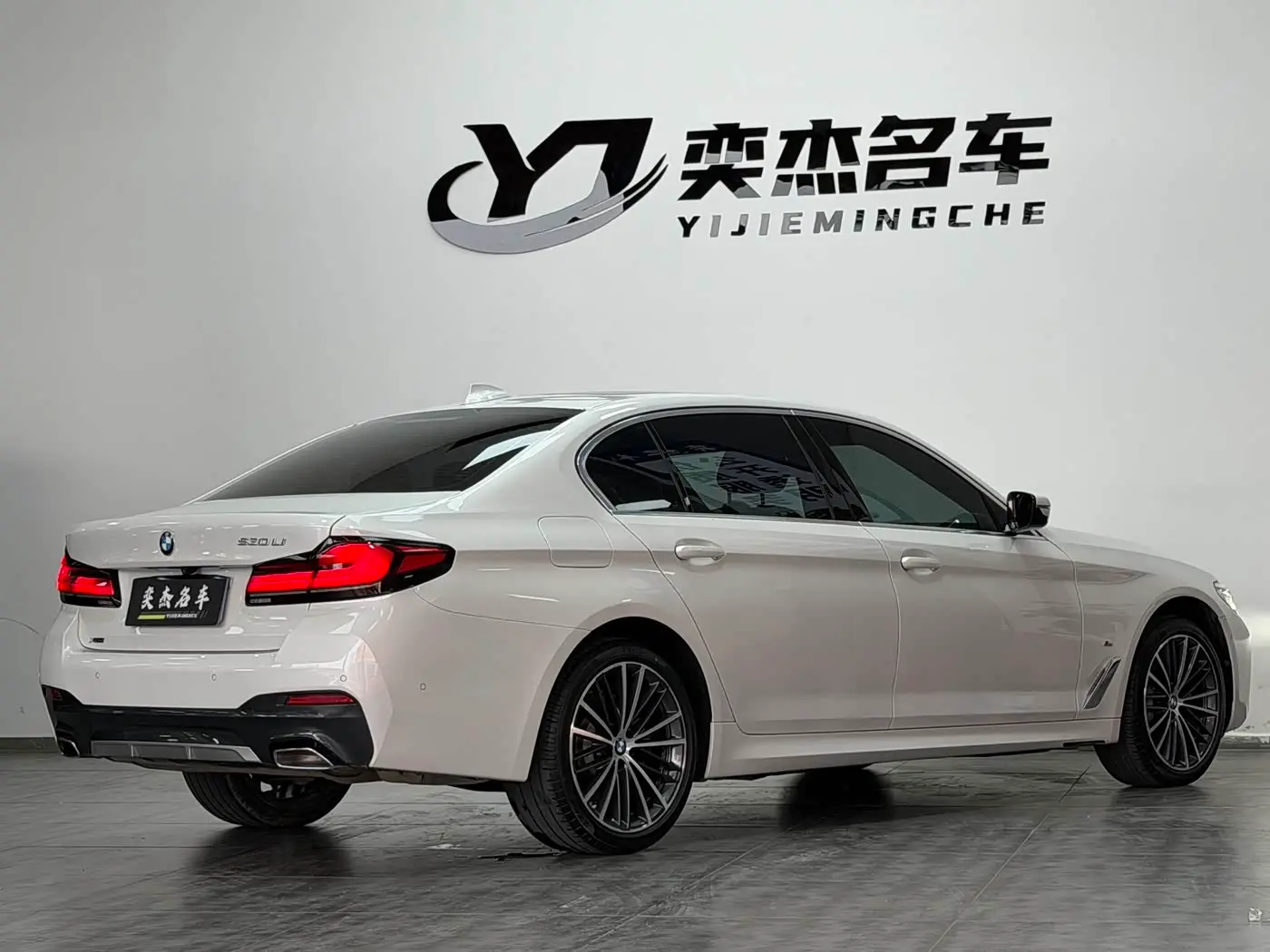 BMW 5 Series 2022 — Photo 9/14
