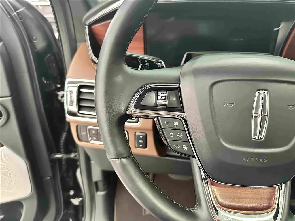 Lincoln Navigator 2023 — Photo 8/19