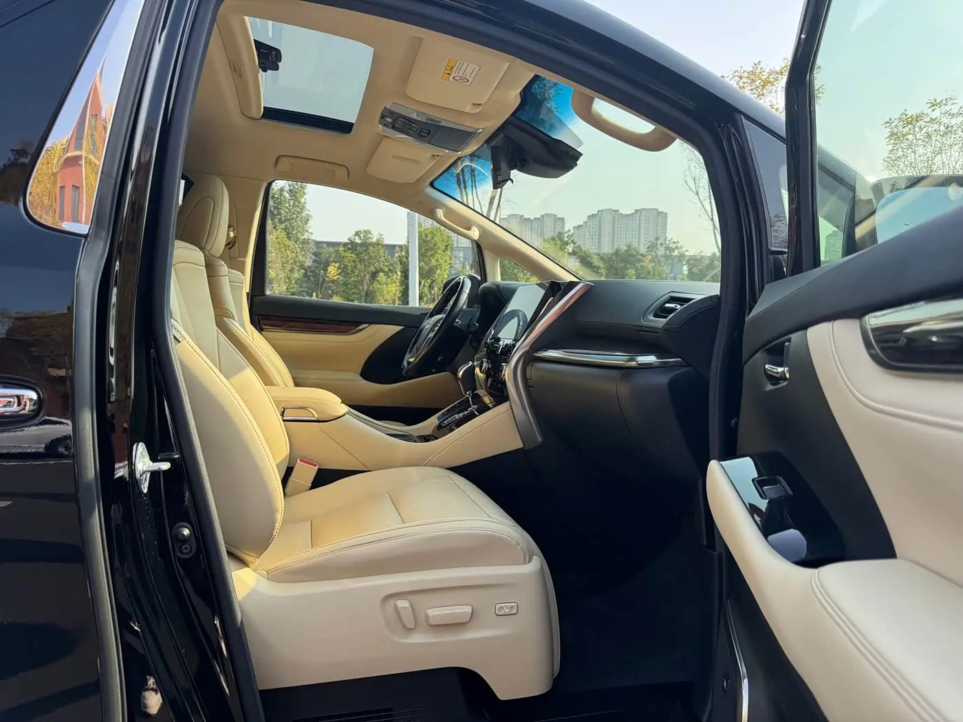 Toyota Alphard 2021 — Photo 8/20