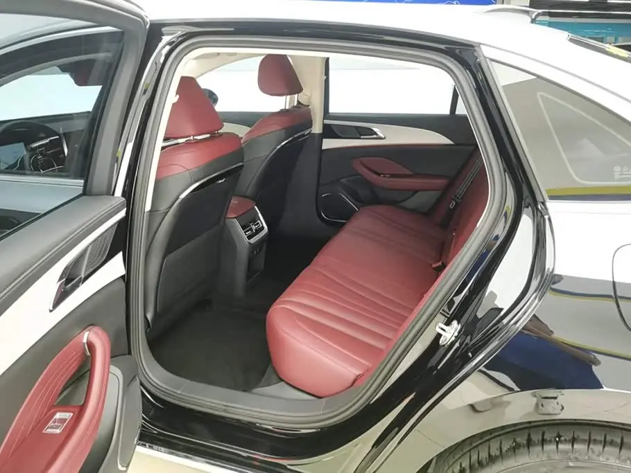 Hongqi H5 PHEV 2025 — Фото 11/16