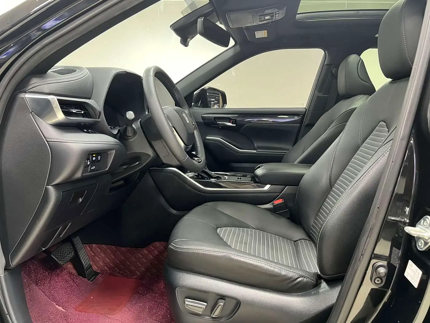 Toyota Crown Kluger 2023 — Photo 7/19
