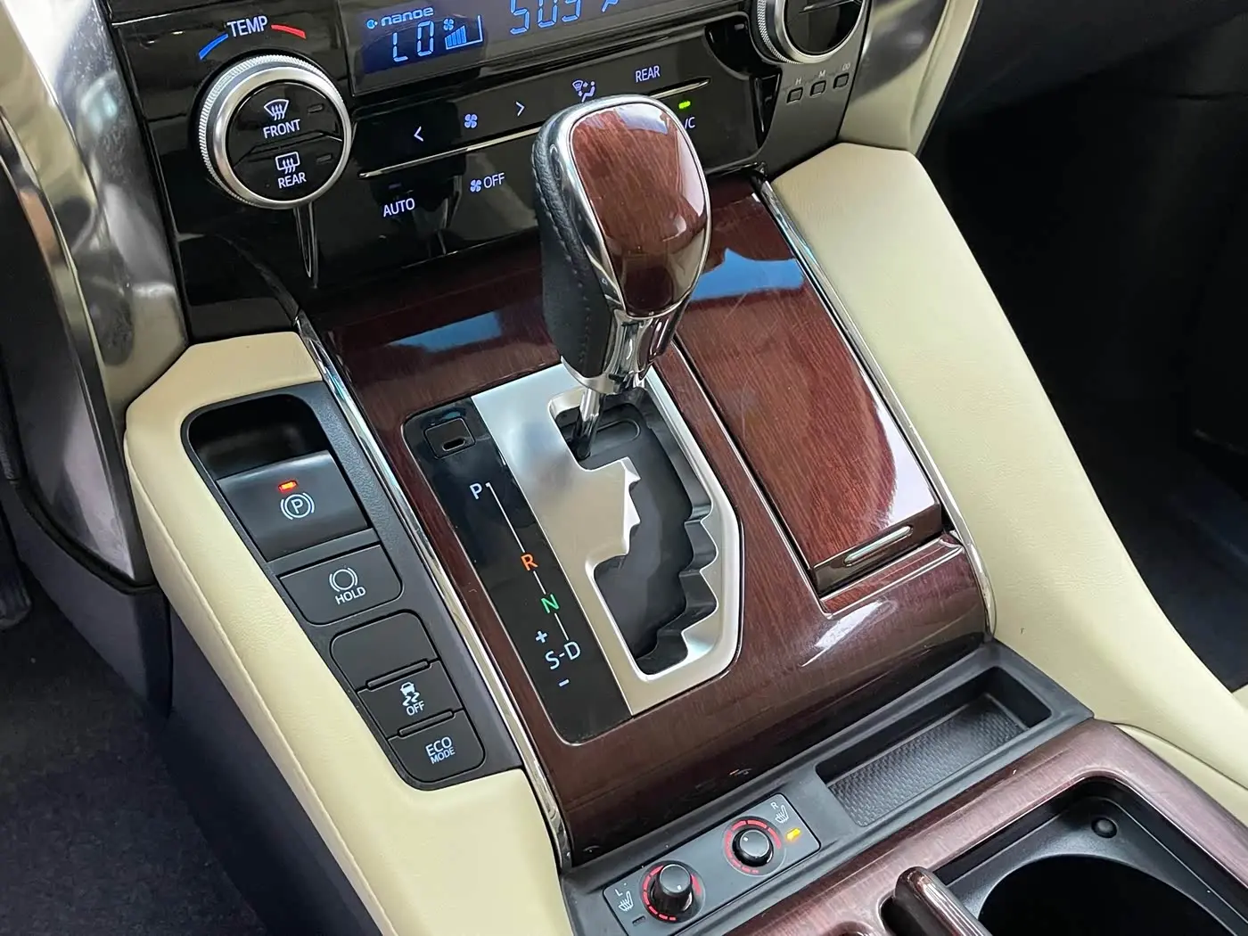 Toyota Alphard 2018 — Photo 10/11