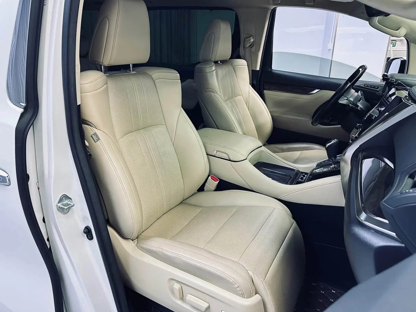 Toyota Alphard 2021 — Photo 11/20