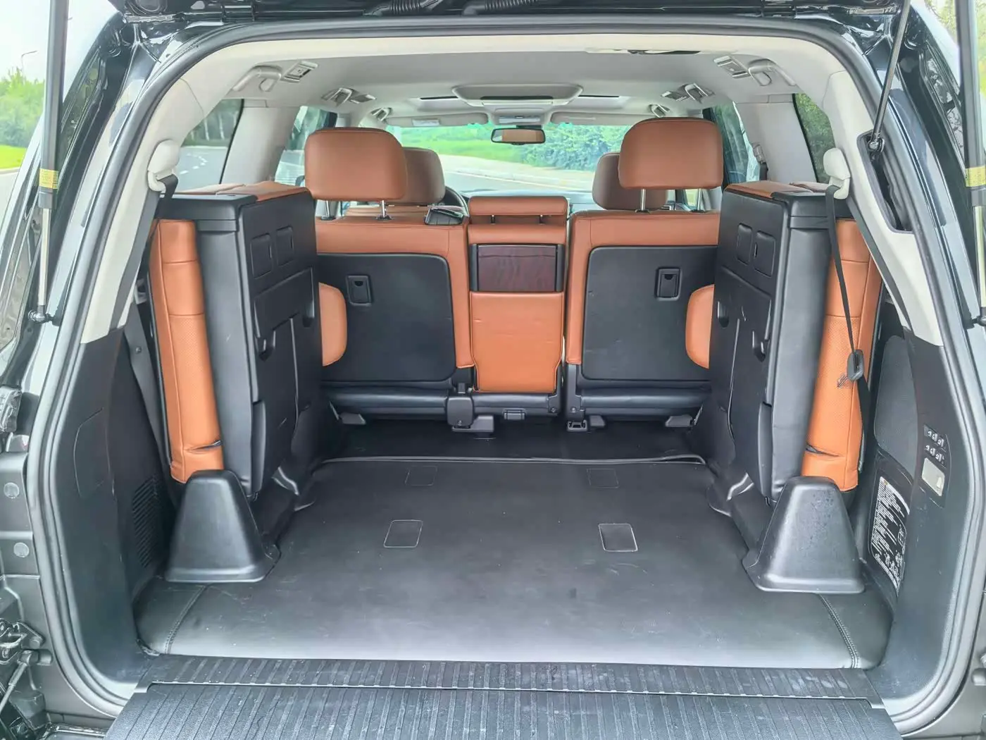 Lexus LX 2011 — Photo 16/18