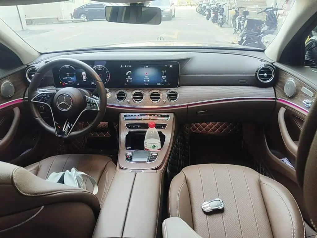Mercedes-Benz E-Class 2023 — Photo 12/13
