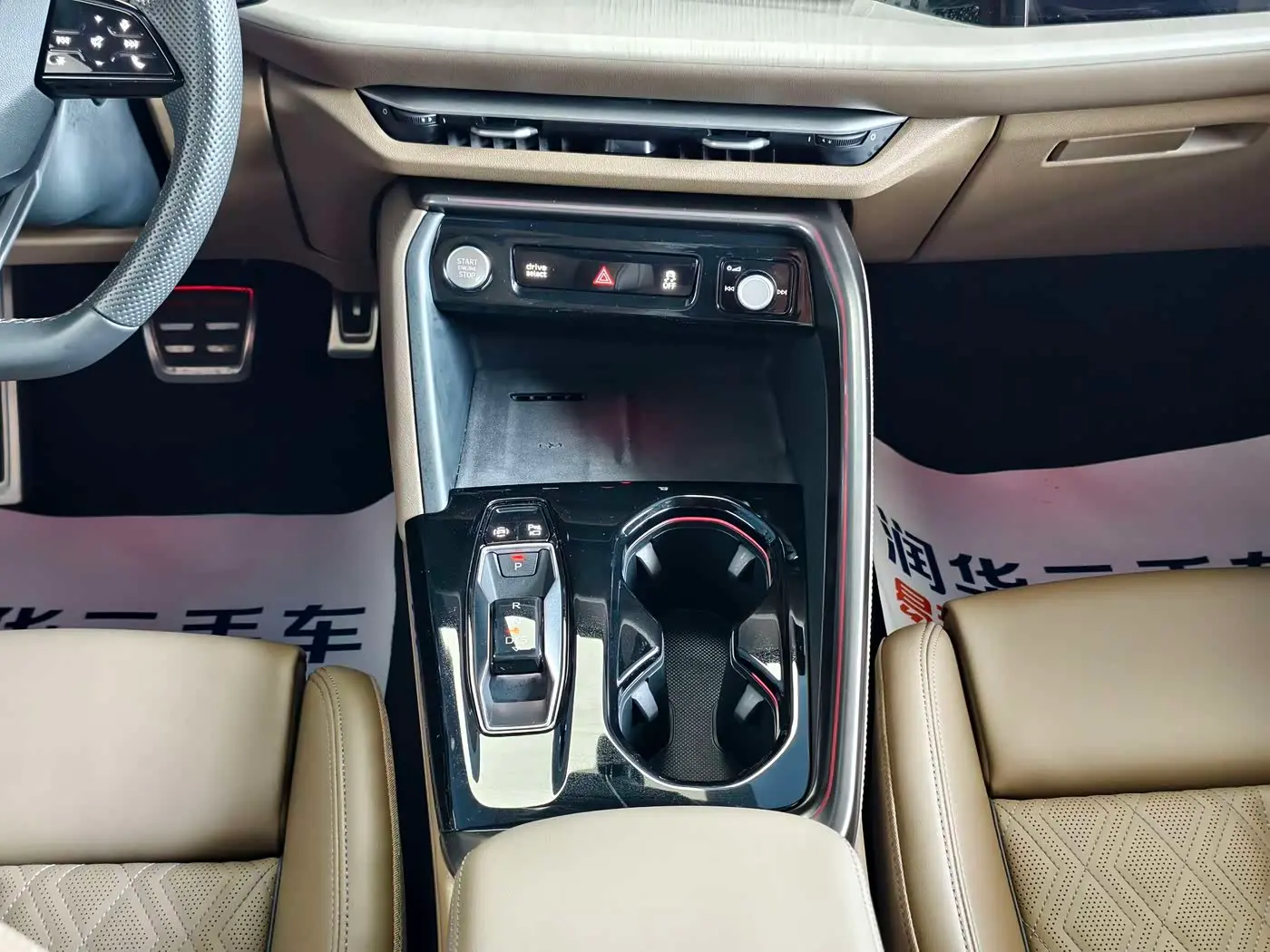 Audi Q5L 2025 — Photo 12/16