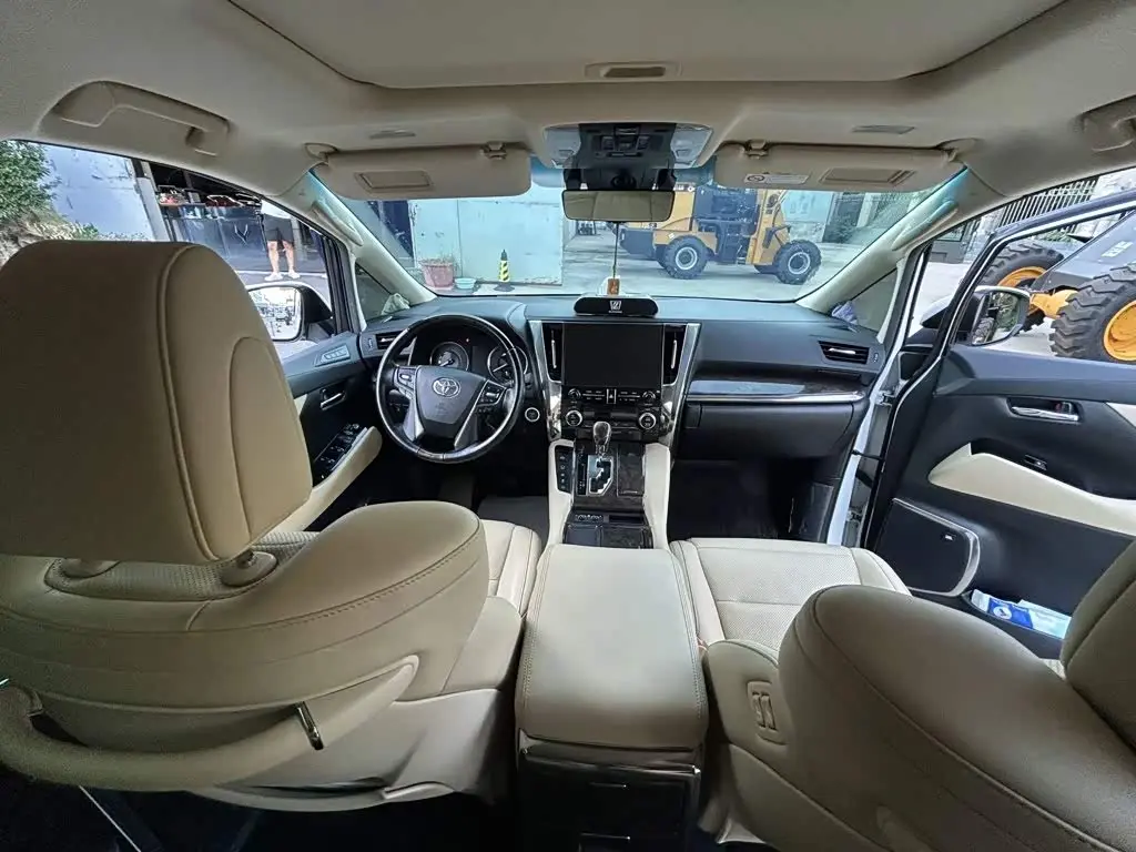 Toyota Alphard 2021 — Photo 10/15